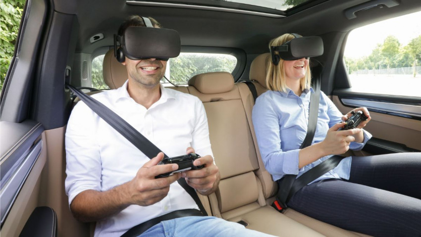 b Porsche präsentiert VR Unterhaltung für den Rücksitz mit holoride (1)