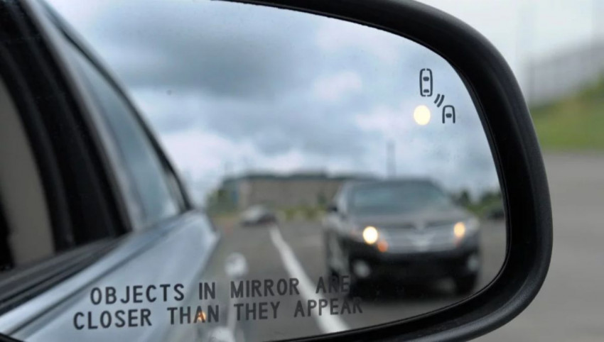 مرآة السيارة.. لماذا تبدو الأشياء فيها أبعد مما هي عليه بالحقيقة؟
