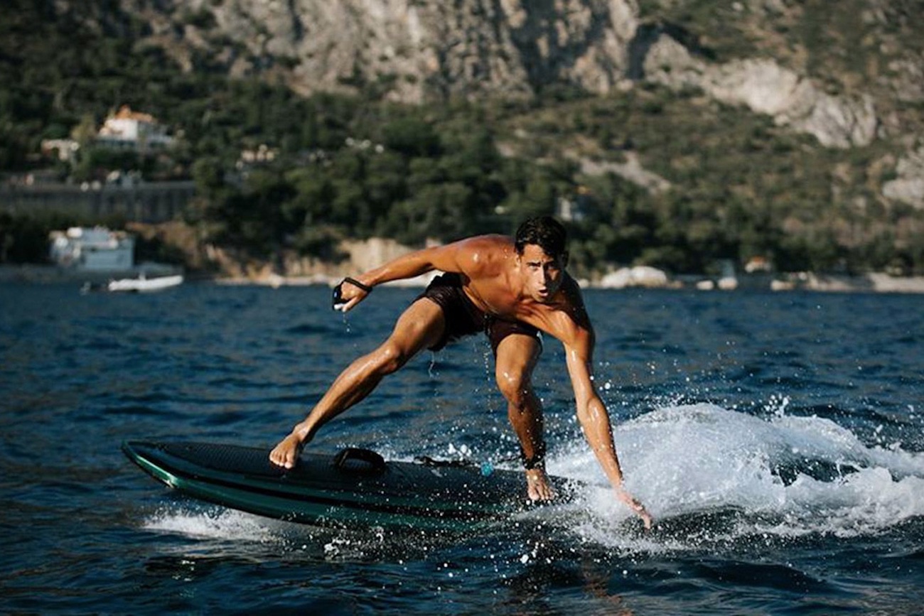 Jet serf. Radinn Jetboard. Джет серфинг. Серфинг трюки. Электрическая доска для серфинга.