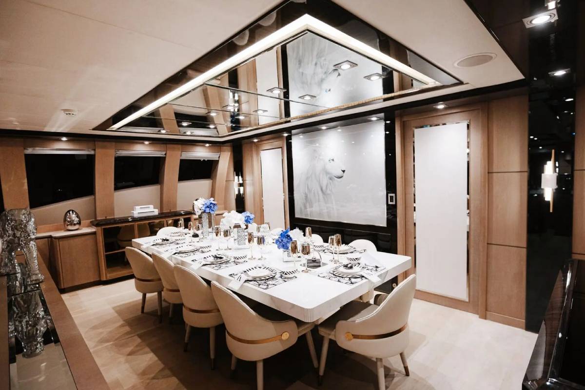 اليخت الذهبي