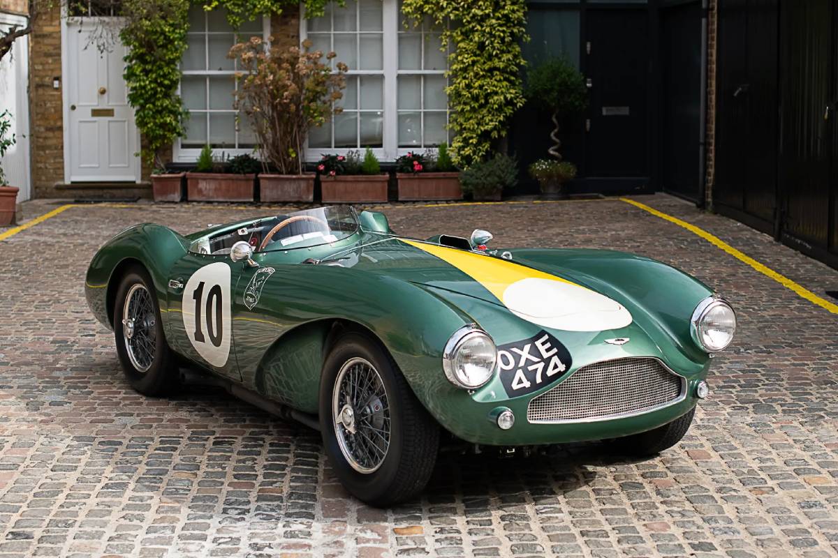 سيارات استون مارتن