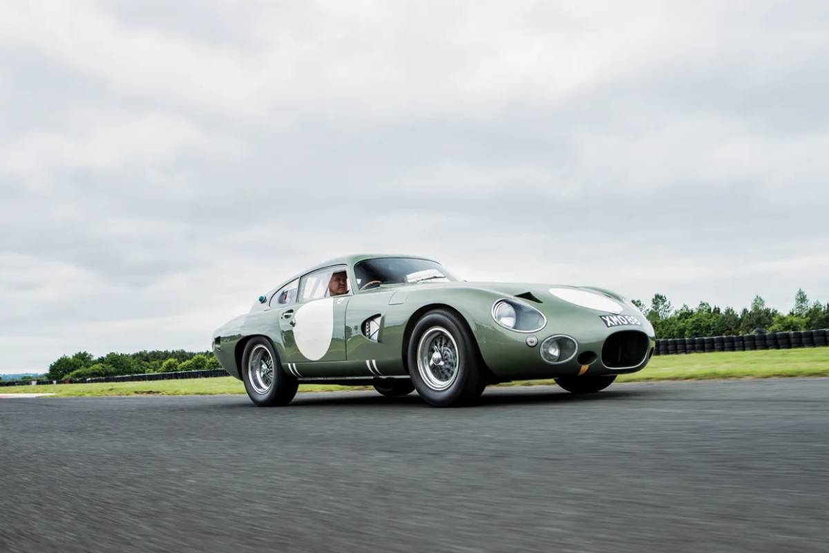 سيارات استون مارتن