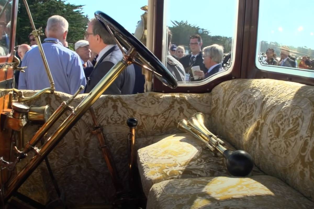 السيارة البجعة