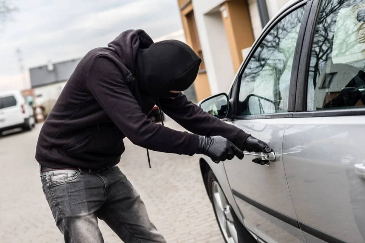 سرقة السيارات