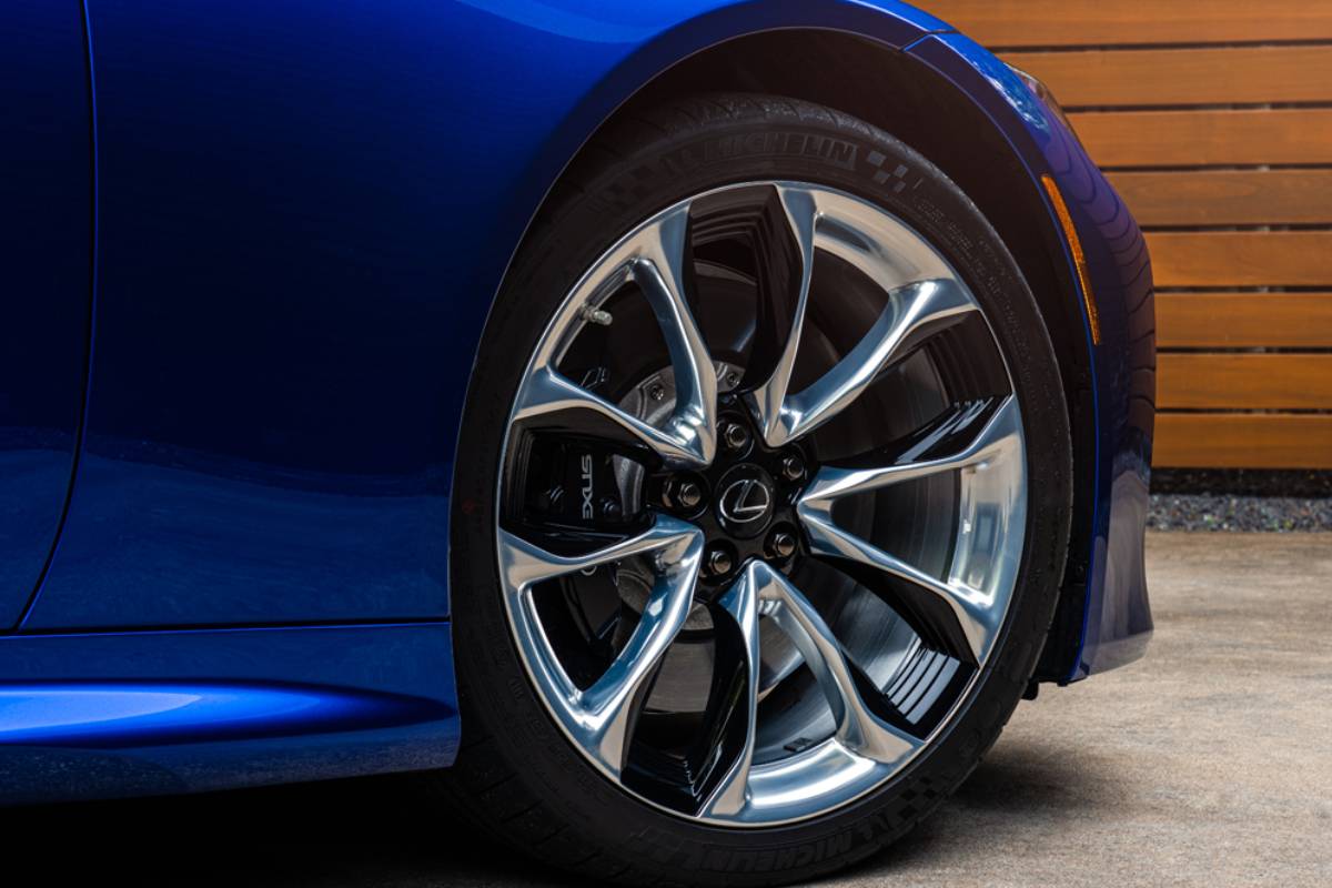 لكزس ال سي 2024