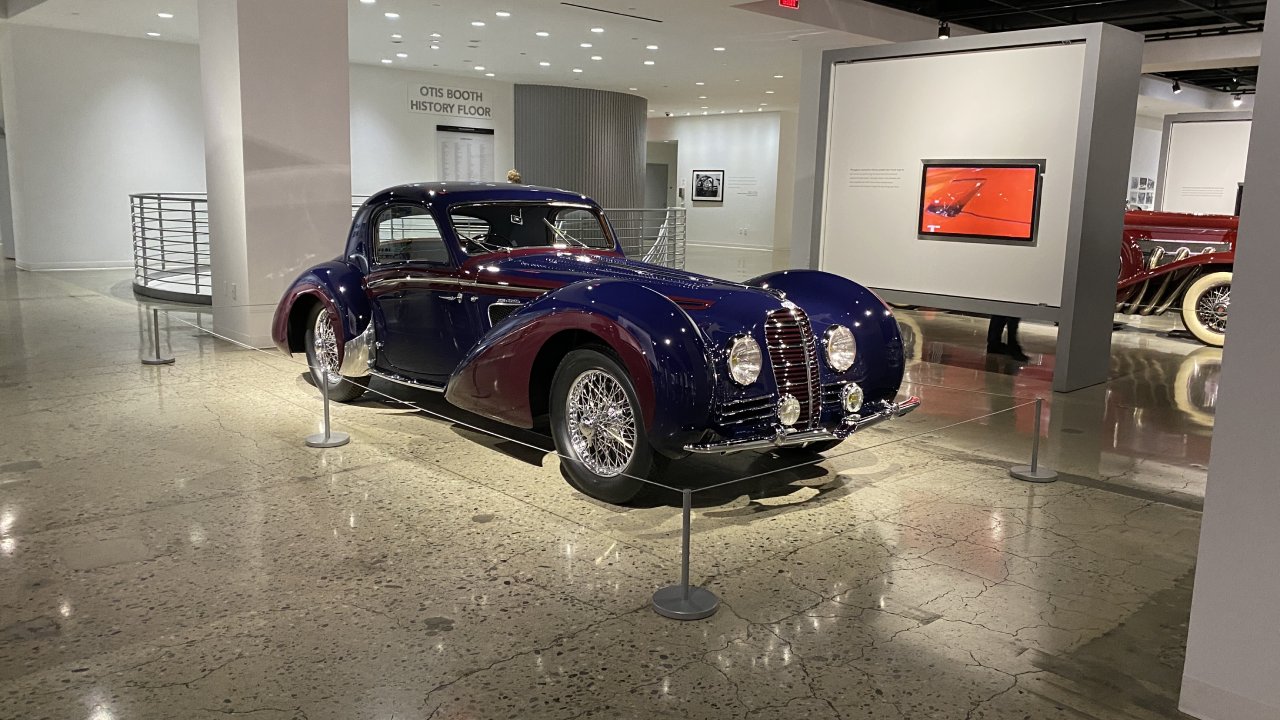 سيارات كلاسيكية في متحف بيترسن للسيارات.jpg