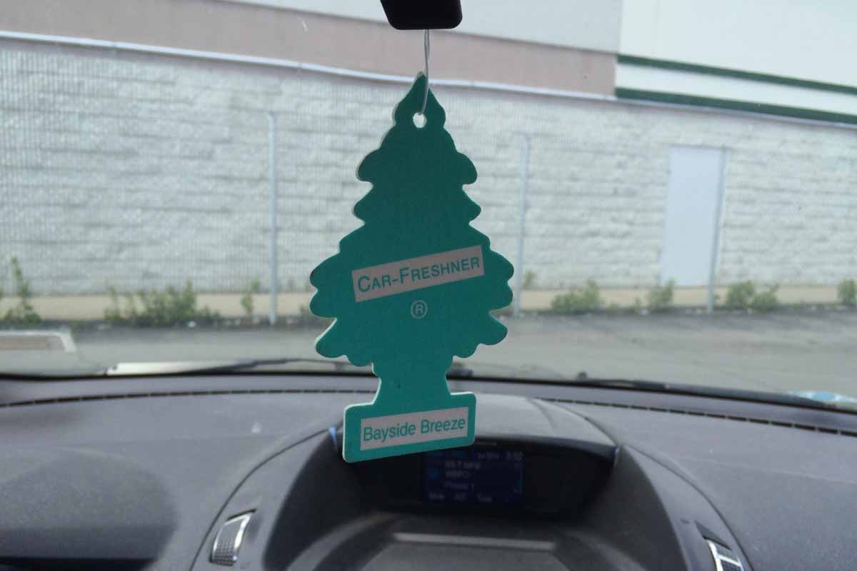 رائحة تعليقة سيارة