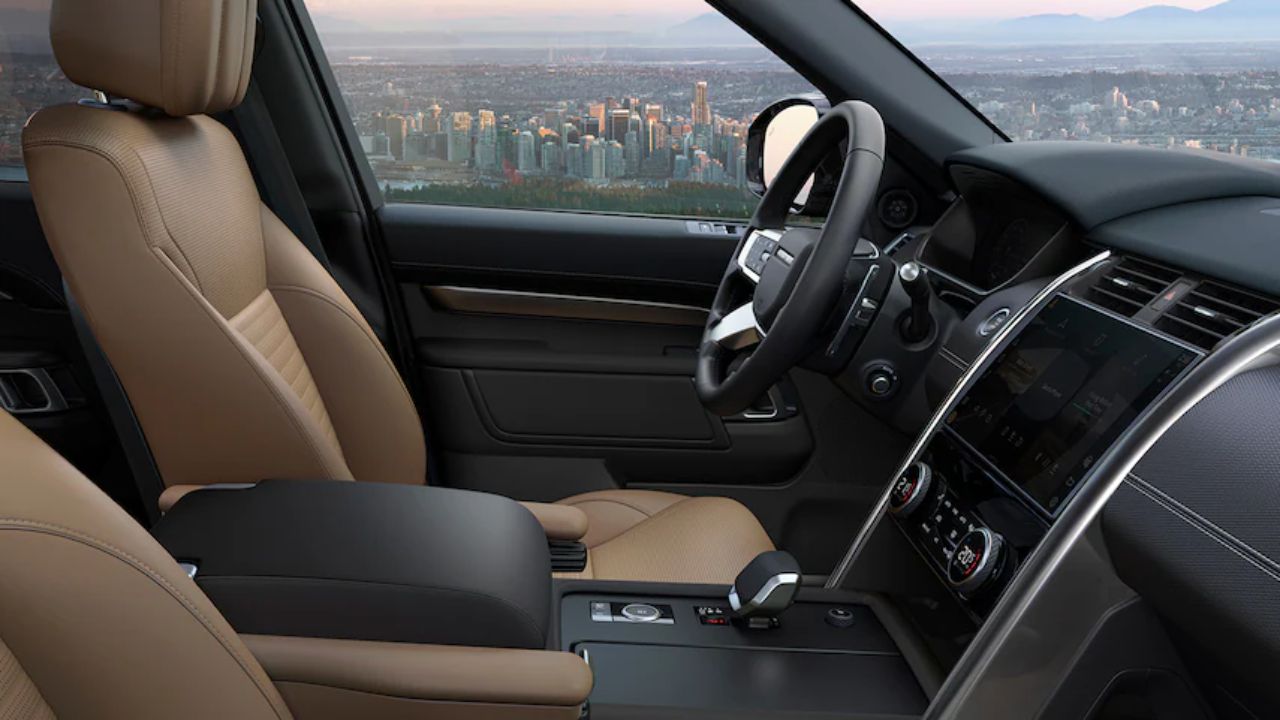 ما هي مواصفات داخلية لاند روفر ديسكفري 2023